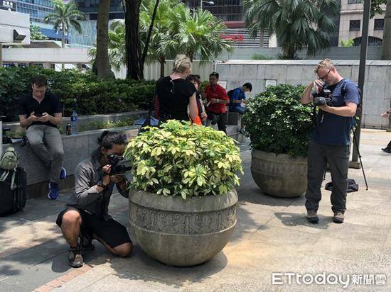 记者在现场等候（图源：台湾“东森新闻云”）