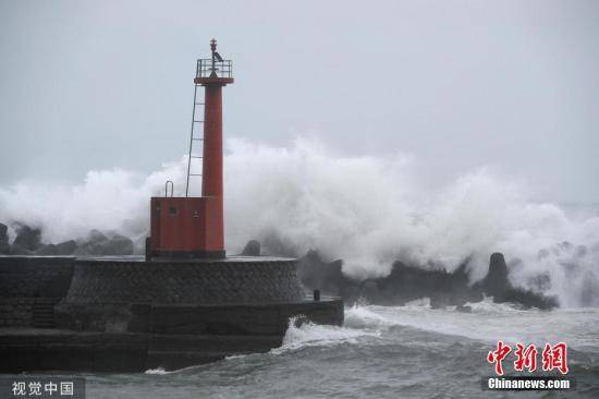 台风“罗莎”将登陆日本西部逾300架航班被取消