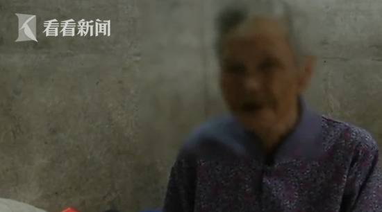 九旬帕金森老人遭保姆虐待 身上淤青嘴被打肿