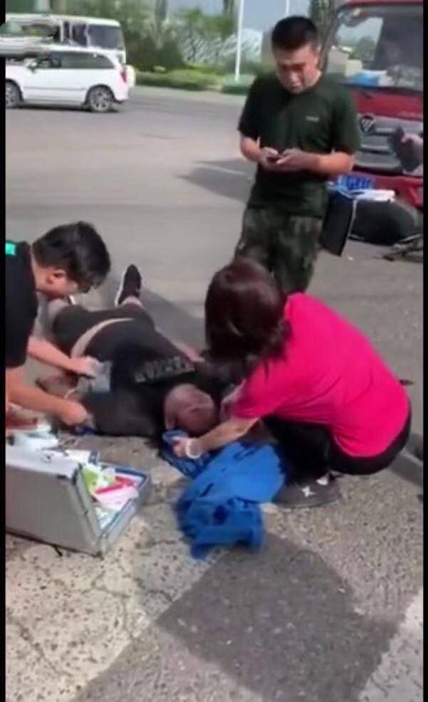 张家口一外卖骑手被撞，北京急救医生路过救人