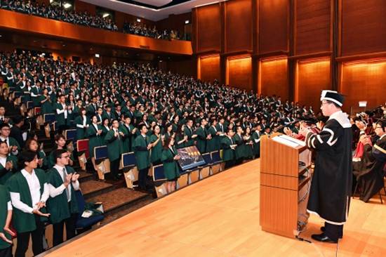 图为港大2018-19学年新生入学礼（来源：港大官网）