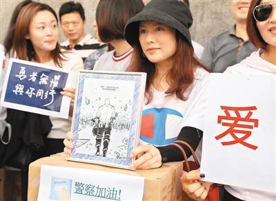 8月9日，香港市民齐集香港警察总部门外，为警方送上物资和心意卡，其中还包括一幅由内地网民绘制的“刘Sir背影”漫画。新华社记者吴晓初摄