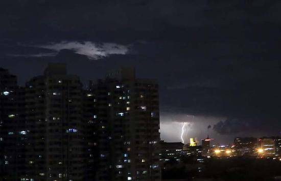 北京今日大风蓝色预警 雷暴云昨夜光临京城(图)