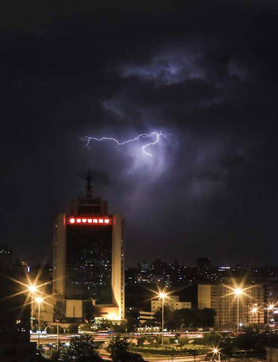 北京今日大风蓝色预警 雷暴云昨夜光临京城(图)