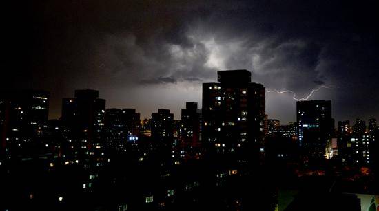 北京今日大风蓝色预警 雷暴云昨夜光临京城(图)