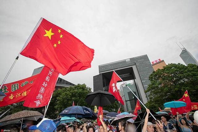 香港举行“反暴力、救香港”大集会雨中高唱国歌