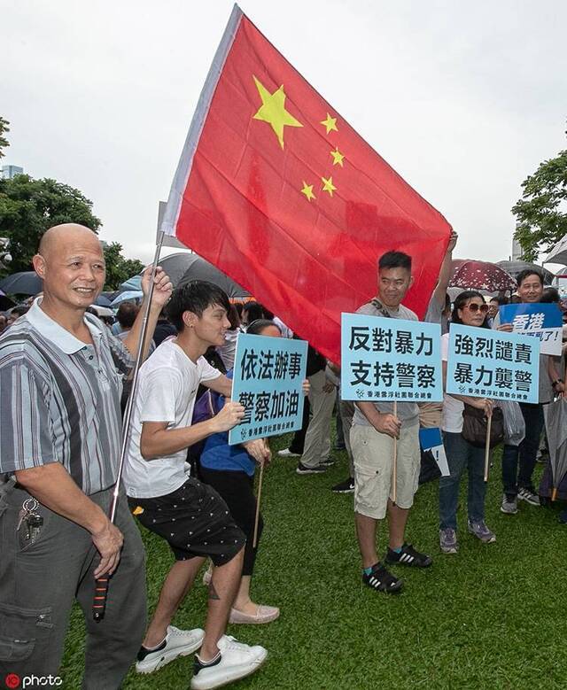 香港举行“反暴力、救香港”大集会雨中高唱国歌
