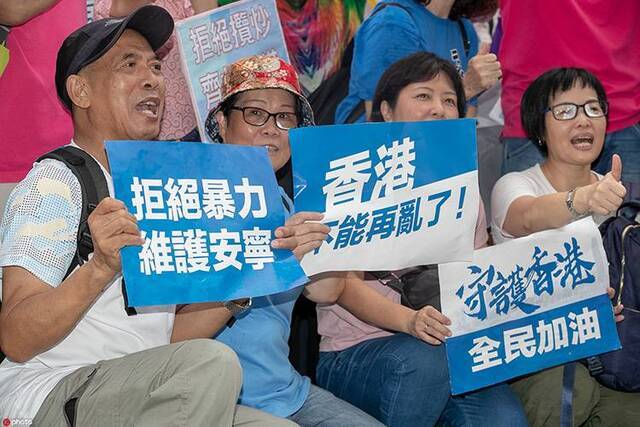 香港举行“反暴力、救香港”大集会雨中高唱国歌