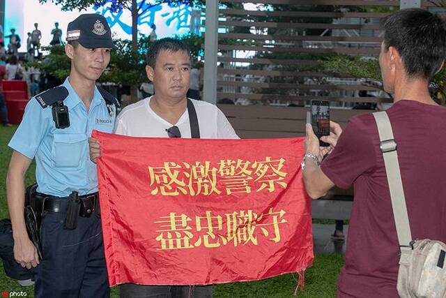 香港举行“反暴力、救香港”大集会雨中高唱国歌