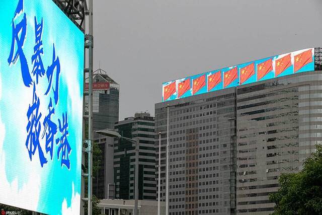 香港举行“反暴力、救香港”大集会雨中高唱国歌