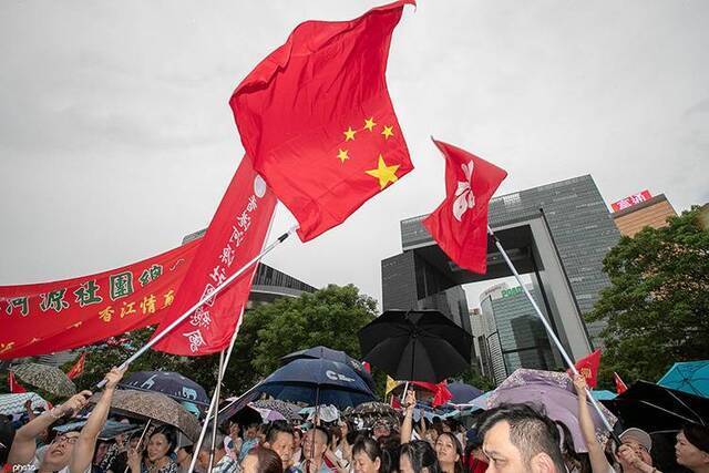 香港举行“反暴力、救香港”大集会雨中高唱国歌