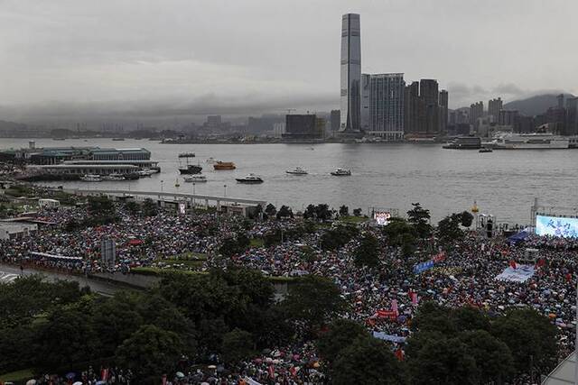 香港举行“反暴力、救香港”大集会雨中高唱国歌