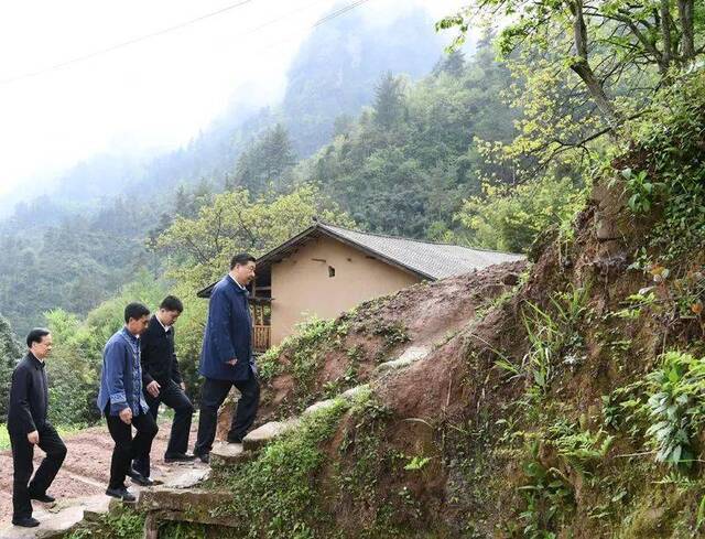 △2019年4月15日下午，在石柱土家族自治县中益乡华溪村，习近平踏着湿滑的石阶登上陡坡，前往贫困户谭登周家看望。