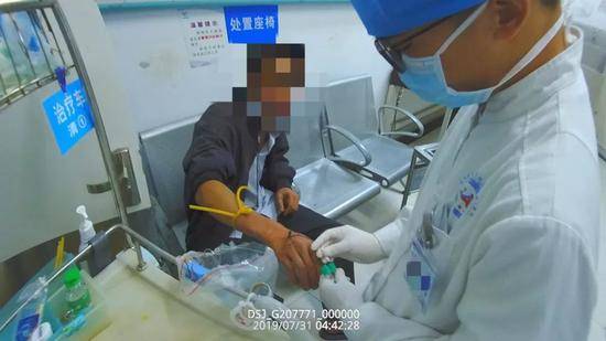 百万玛莎拉蒂提车3小时后冲入鱼塘 车内有3男1女