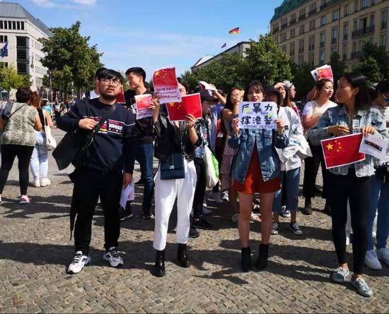 在德留学生等聚集 高举国旗反对香港激进示威者