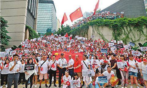 4千香港市民上街撑警 高呼“严惩暴徒还我安宁”