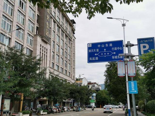 图为龙泉市区主街道龙翔路，原“商海会所”就开在这条路上的德光集团大楼四层。新京报记者韩茹雪摄