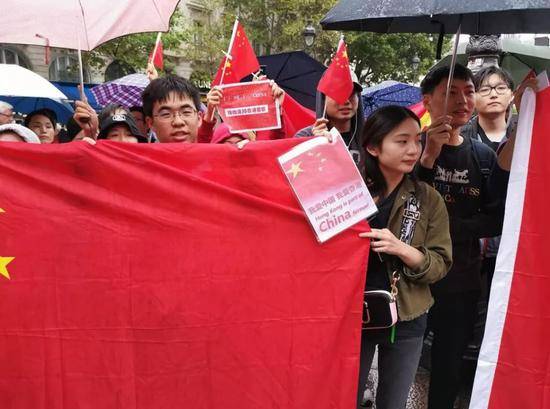 ▲爱国爱港人士手持国旗高唱国歌，抵制香港激进示威者的宣传（图via网络）