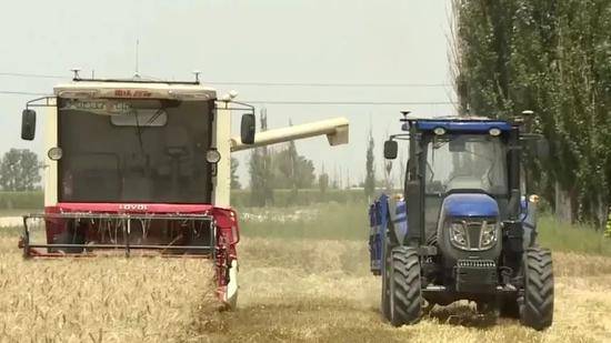 中国无人驾驶收获机麦田收麦子 还用上北斗导航