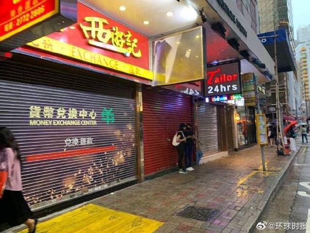 香港黑衣人所到之处 店铺落锁商业凋敝(图)