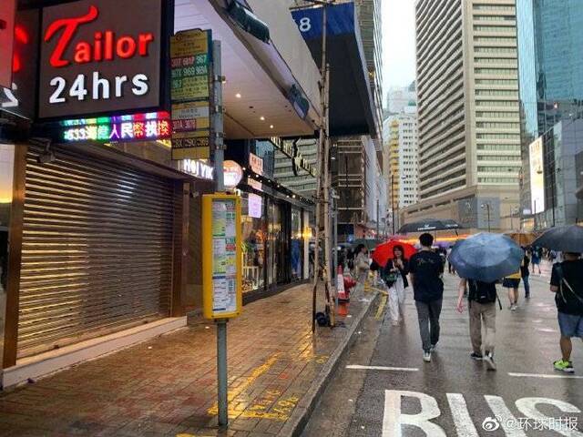 香港黑衣人所到之处 店铺落锁商业凋敝(图)