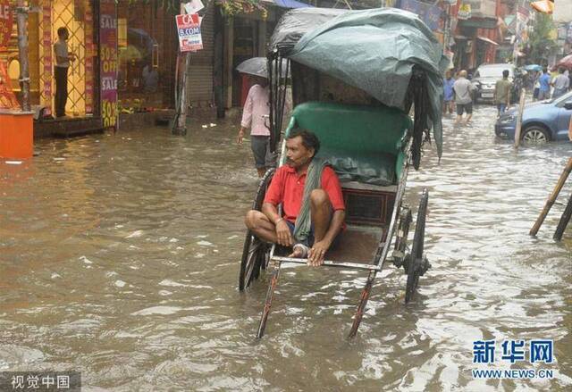 印度加尔各答迎来降雨街道被积水淹没（组图）