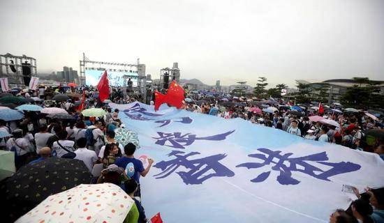 47.6万人冒雨爱港大集会 有人读了封警嫂催泪信函