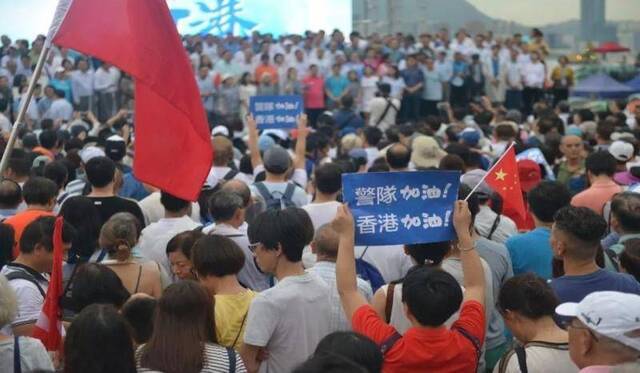 47.6万人冒雨爱港大集会 有人读了封警嫂催泪信函