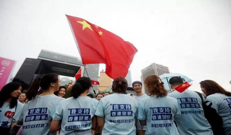 47.6万人冒雨爱港大集会 有人读了封警嫂催泪信函