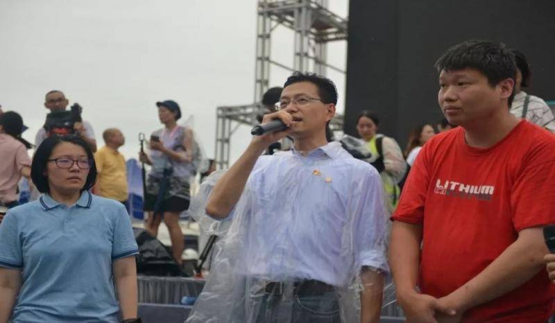 47.6万人冒雨爱港大集会 有人读了封警嫂催泪信函