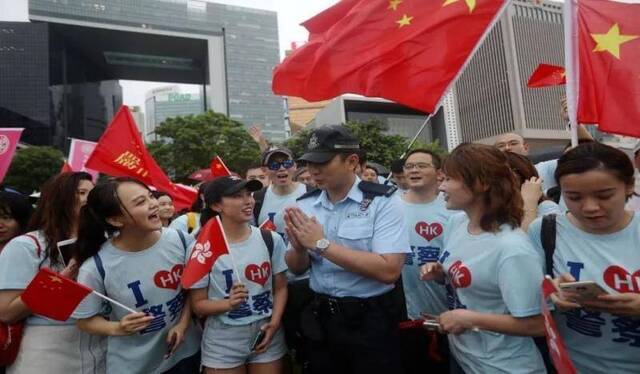 47.6万人冒雨爱港大集会 有人读了封警嫂催泪信函