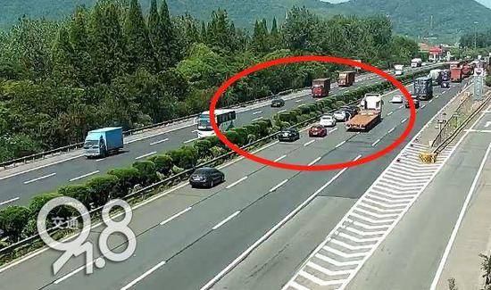 杭州高速上7辆车“亲密接触” 全是这个原因(图)