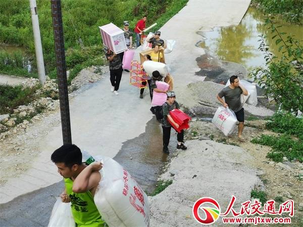 贵州锦屏县公安局“三齐三净三美”先锋队进帮扶联系村贫困户开展环境整治行动