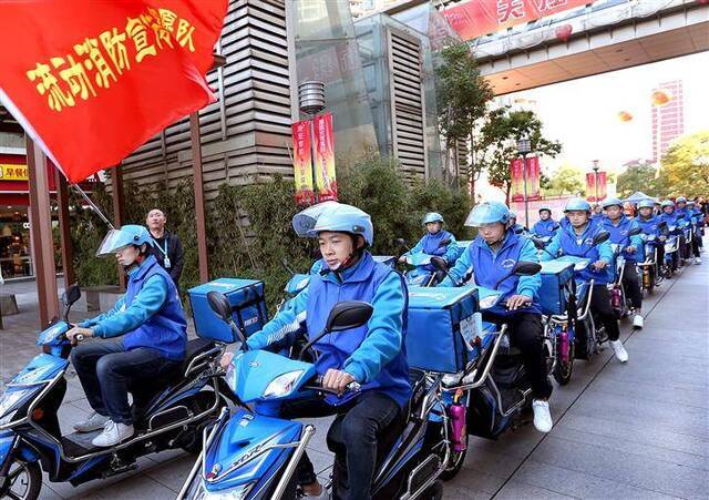 昨天暴雨、大风和雷电三预警，谁在推着外卖小哥飞奔？我们追踪了两名外卖小哥