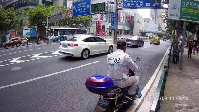 昨天暴雨、大风和雷电三预警，谁在推着外卖小哥飞奔？我们追踪了两名外卖小哥