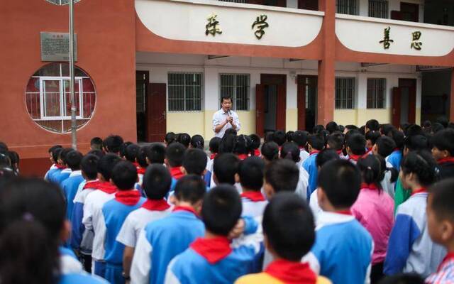 乡村教师迭代样本：把人引进来，让人留下来