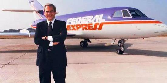  1971年，史密斯成立联邦快递，并购入了喷气式飞机。