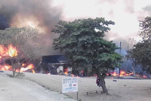 △卡车爆炸起火后，火灾席卷了购物中心的数十家商店（图片来源：乌干达当地媒体《警戒者报》）