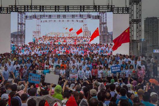 周六，香港市民在添马公园举行“反暴力，救香港”集会，参加人数超10万