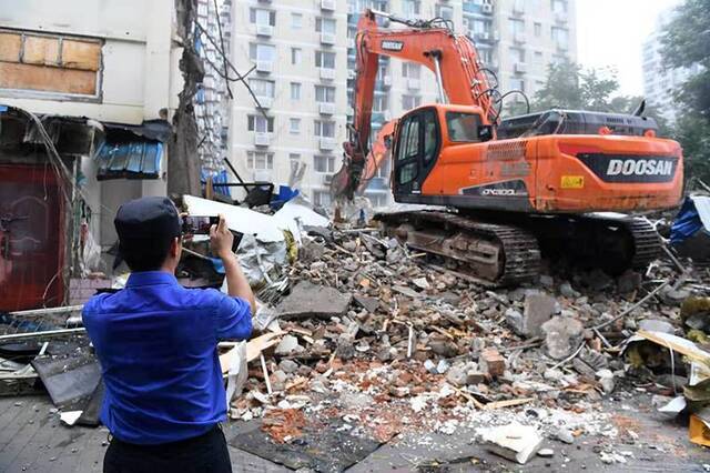 海淀拆除“盘踞”社区20年违建小楼