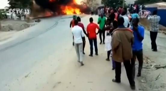 乌干达：油罐车爆炸事故造成19人死亡