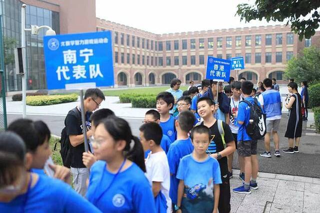 200名学生竞技中国古典益智玩具