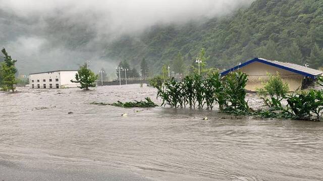 四川暴雨引发山洪致卧龙耿达镇7人失联，上万名游客滞留