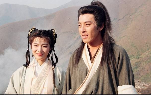 96年版《笑傲江湖》吕颂贤饰演令狐冲，陈少霞饰演小师妹岳灵珊。