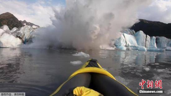 阿拉斯加冰山倒塌掀巨浪 皮划艇运动员幸运逃脱