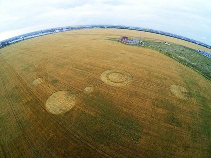 科学家坚信，不时出现在世界各地田地里的圆形、椭圆形和三角形怪圈，不是外星人造访过的痕迹。从现代科学的角度解释，大多数怪圈是地球的产物。(©照片:AL