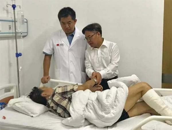 老挝严重车祸：驻老挝大使介绍情况看望重伤员