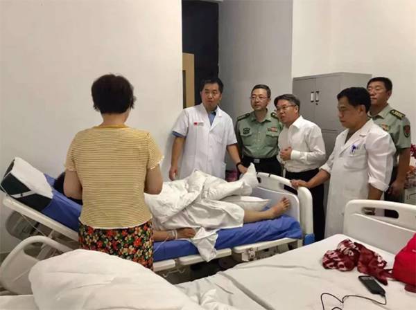 老挝严重车祸：驻老挝大使介绍情况看望重伤员