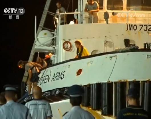 非法移民救援船海上漂泊近20天终在意大利靠岸