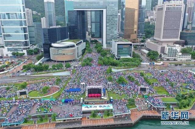 ▲8月17日，香港各界人士在金钟添马公园举行“反暴力、救香港”集会。新华社记者吕小炜摄